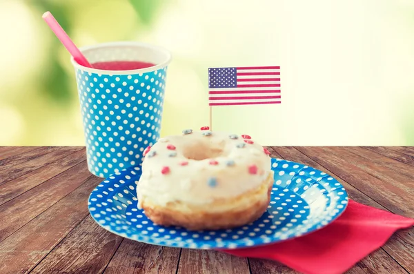 Donut com suco e decoração bandeira americana — Fotografia de Stock