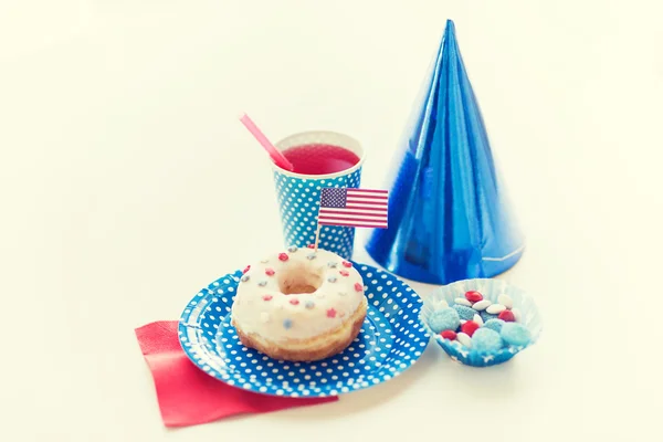 Donut with juice and candies on independence day — Stock Photo, Image
