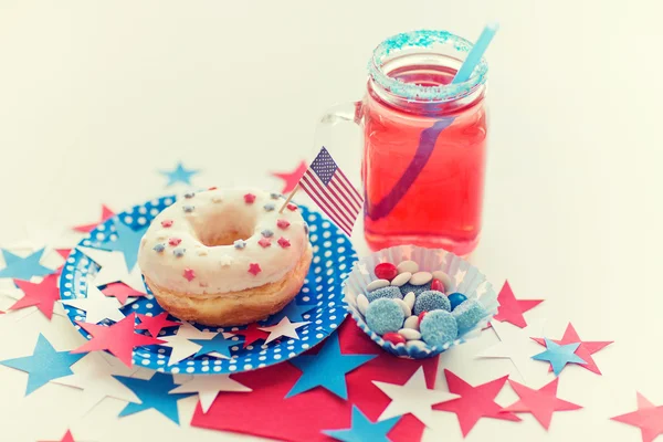 Donut mit Saft und Bonbons am Unabhängigkeitstag — Stockfoto