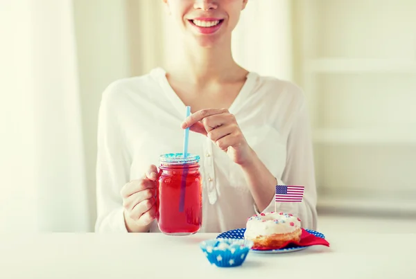 Gelukkige vrouw vieren Amerikaanse onafhankelijkheidsdag — Stockfoto