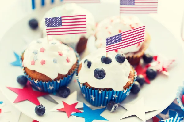 Cupcakes com bandeiras americanas no dia da independência — Fotografia de Stock