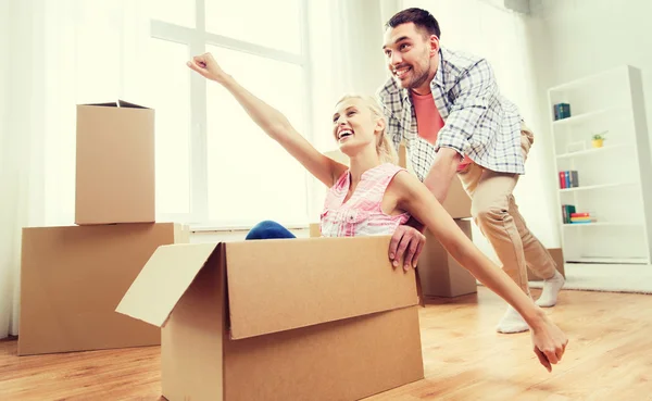 Paar mit Pappkartons hat Spaß im neuen Zuhause — Stockfoto