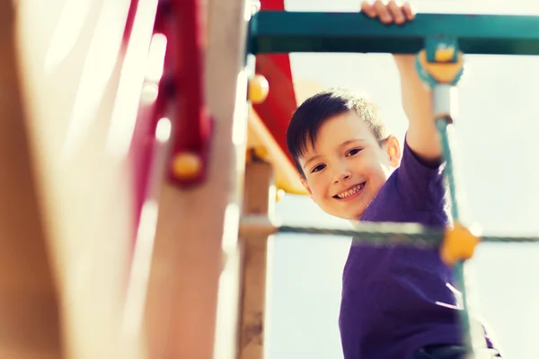 Bambino felice arrampicata sul parco giochi per bambini — Foto Stock