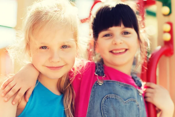 Група щасливих маленьких дівчат на дитячому майданчику — стокове фото