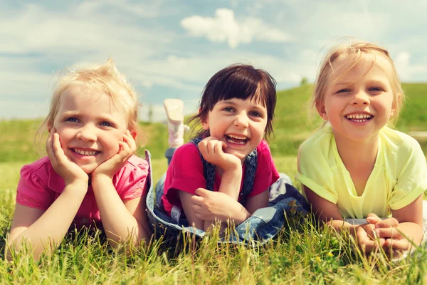 Gruppo di bambini sdraiati sulla coperta o al coperto all'aperto — Foto Stock