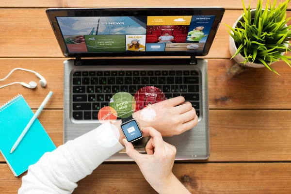 Bliska kobiety inteligentne zegarka i laptopa — Zdjęcie stockowe