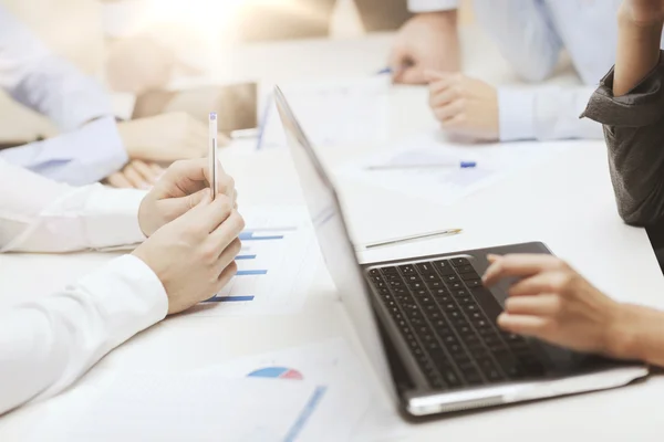 Närbild på filer och bärbar dator i office — Stockfoto