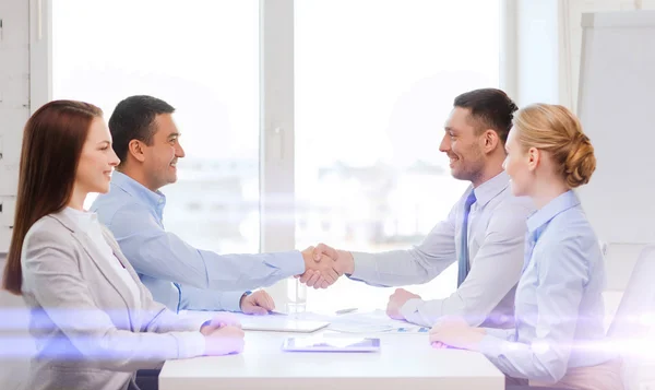 Equipo de negocios que se reúne en la oficina — Foto de Stock