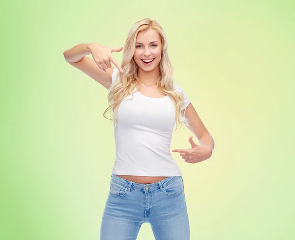 Gelukkig jonge vrouw of tienermeisje in wit t-shirt — Stockfoto
