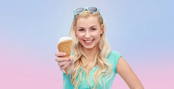 Ευτυχισμένος νεαρή γυναίκα σε γυαλιά ηλίου τρώγοντας παγωτό — Φωτογραφία Αρχείου