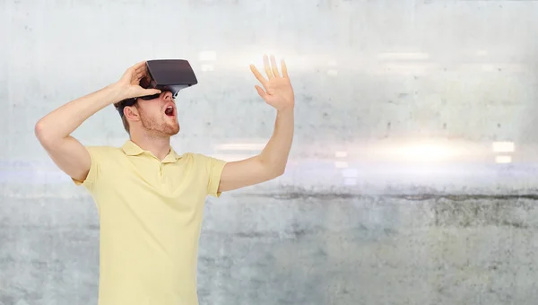 Счастливый человек в гарнитуре виртуальной реальности или 3D-очках — стоковое фото