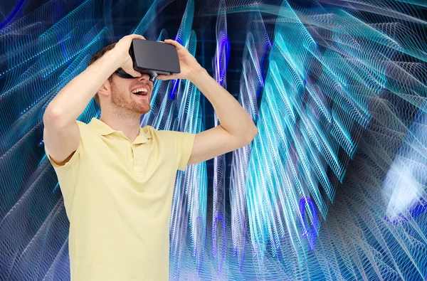 Homem feliz no fone de ouvido realidade virtual ou óculos 3d — Fotografia de Stock