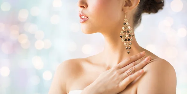 귀걸이와 아름 다운 여자의 클로즈업 — 스톡 사진