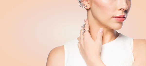 Närbild på vacker kvinna med ring och örhängen — Stockfoto