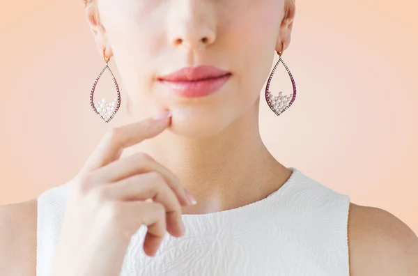 Close-up van de mooie vrouw gezicht met oorbellen — Stockfoto