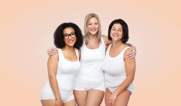 Gruppe glücklicher Plus-Size-Frauen in weißer Unterwäsche — Stockfoto