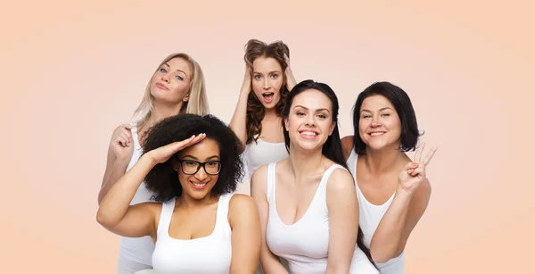 Groep gelukkige vrouwen in wit ondergoed plezier — Stockfoto