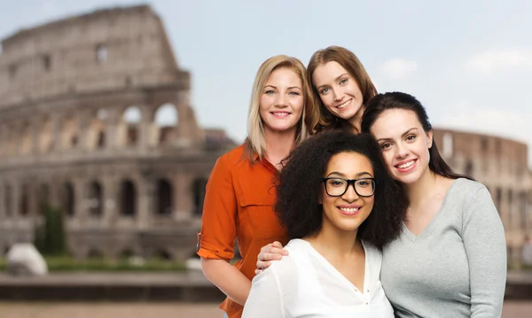 Группа счастливых женщин над Колизеем — стоковое фото