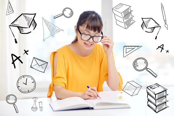 Feliz asiática joven estudiante aprendizaje en casa — Foto de Stock