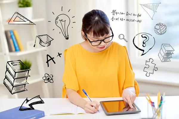 Aziatische vrouw student met tablet pc thuis — Stockfoto