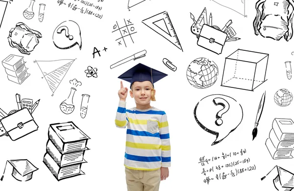 Szczęśliwy chłopiec w hat dyplom wskazujący palec — Zdjęcie stockowe