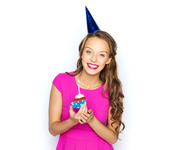 Mulher feliz ou menina adolescente com cupcake aniversário — Fotografia de Stock