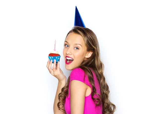 Mujer feliz o chica adolescente con cupcake de cumpleaños — Foto de Stock