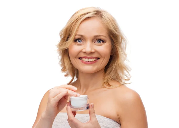Donna felice con vaso di crema — Foto Stock