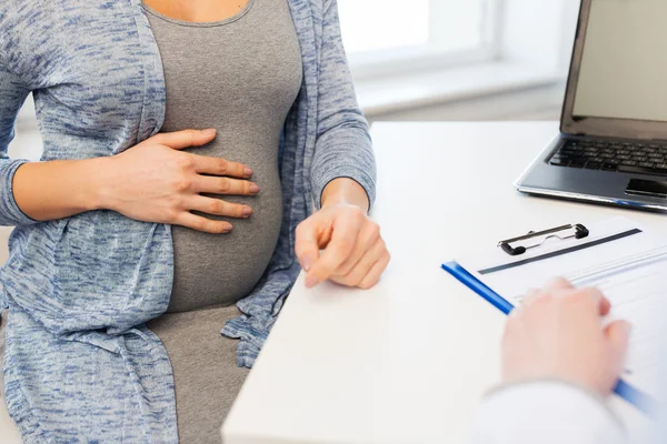 Close up of doctor and pregnant woman at hospital — Stock Photo, Image