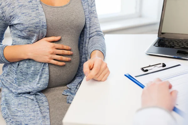 Primo piano del medico e della donna incinta in ospedale — Foto Stock