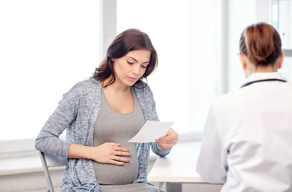 Gynekolog läkare och gravid kvinna på sjukhuset — Stockfoto