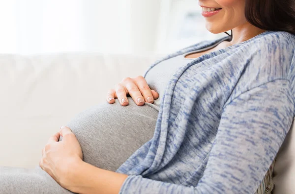 Gros plan de la femme enceinte heureuse à la maison — Photo