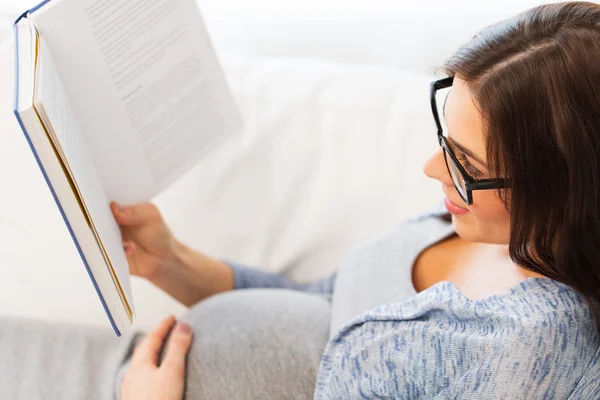 Close up de mulher grávida lendo livro em casa — Fotografia de Stock