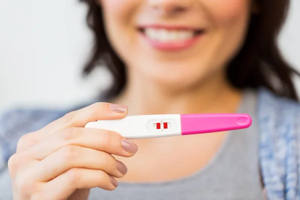 Zblízka šťastné ženy s domácí těhotenský test — Stock fotografie
