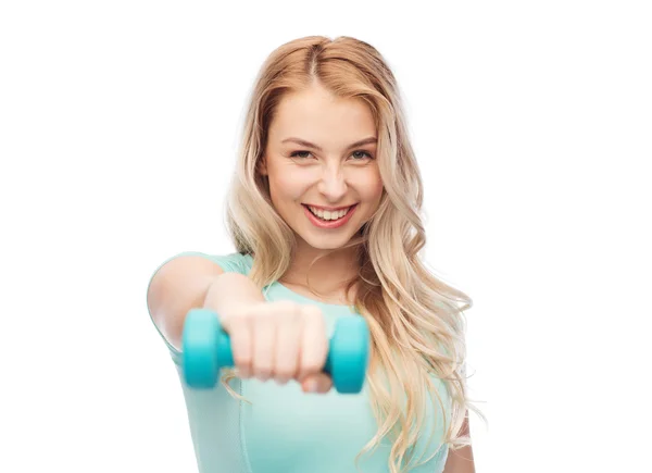 Lächelnde schöne junge sportliche Frau mit Hantel — Stockfoto