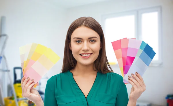 Renk örnekleri ile gülümseyen genç kadın — Stok fotoğraf