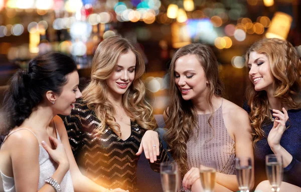 Mujer mostrando anillo de compromiso a sus amigos —  Fotos de Stock