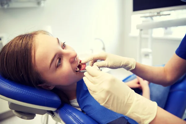 Zahnärztin überprüft Zähne von Patientinnen — Stockfoto