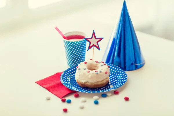 Donut with juice and candies on independence day — Stock Photo, Image