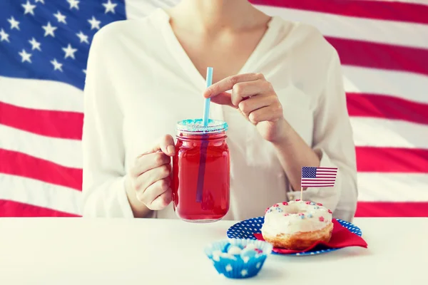 Frau feiert amerikanischen Unabhängigkeitstag — Stockfoto