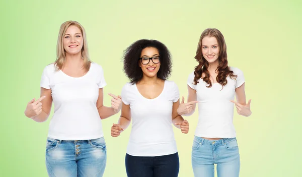 Gruppo di donne felici diverse in t-shirt bianche — Foto Stock