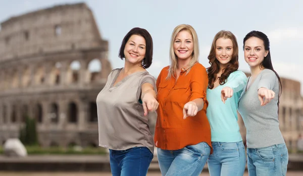 Группа счастливых женщин, указывающих пальцем на Колизей — стоковое фото