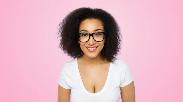 Mujer africana feliz o estudiante en gafas graduadas — Foto de Stock