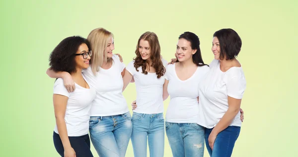 Grupo de felices mujeres diferentes en camisetas blancas — Foto de Stock