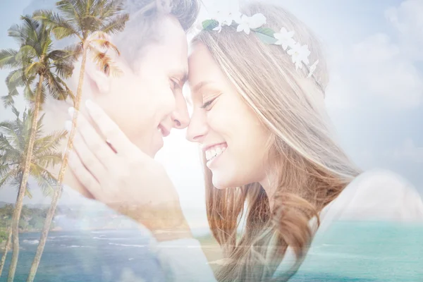 Feliz sonriente joven hippie pareja sobre playa — Foto de Stock