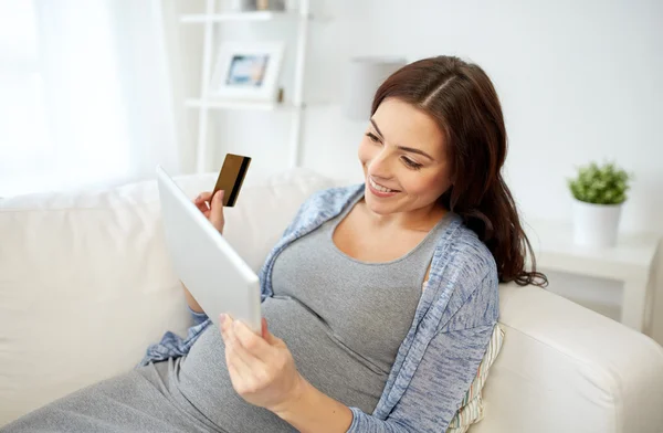 Tableti ve kredi kartı olan hamile bir kadın. — Stok fotoğraf