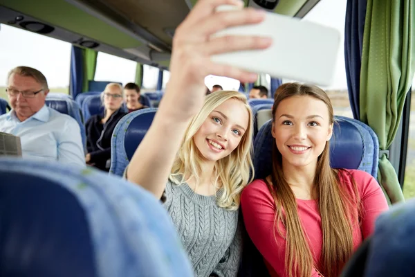 Mujeres tomando selfie por teléfono inteligente en autobús de viaje —  Fotos de Stock