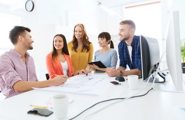 Lyckliga kreativa team eller studenter som arbetar på kontor — Stockfoto