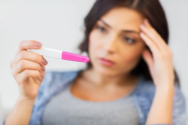 Close up de mulher triste com teste de gravidez em casa — Fotografia de Stock