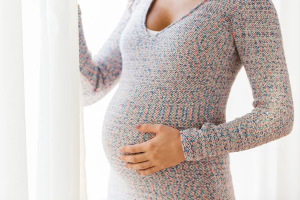 Primo piano di donna incinta con grande pancia — Foto Stock